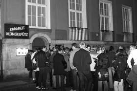 Schlange vor dem Kl&uuml;ngelp&uuml;tz
